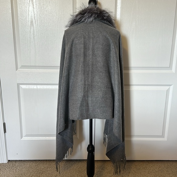 NWOT Saks 5th Avenue, Lambswool Cape with REAL Fox Fur Collar - Picture 2 of 4